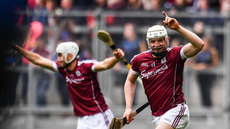 Joe Canning ag ceiliúradh i bPáirc an Chrócaigh.