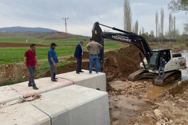 Güneysınır'da büz döşeme çalışması