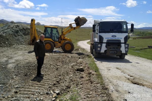 Güneysınır Belediyesi arazi yolu açma çalışmalarına devam ediyor.