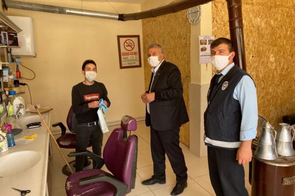 BERBER VE KUAFÖRLERE MASKE ve DEZENFEKTAN DAĞITIMI SÜRÜYOR