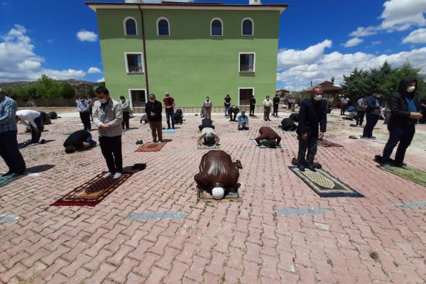 Güneysınır’da Sosyal Mesafeli Cuma Namazı Kılındı