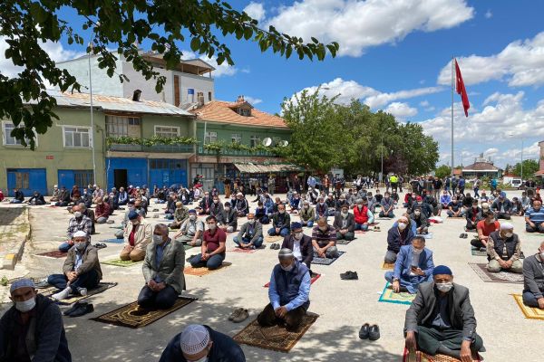 Güneysınır’da Sosyal Mesafeli Cuma Namazı Kılındı