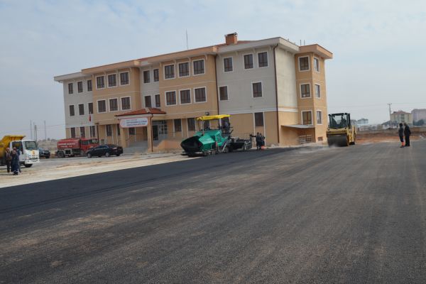 Güneysınır İmam Hatip Lisesi bahçesine sıcak asfalt serildi.