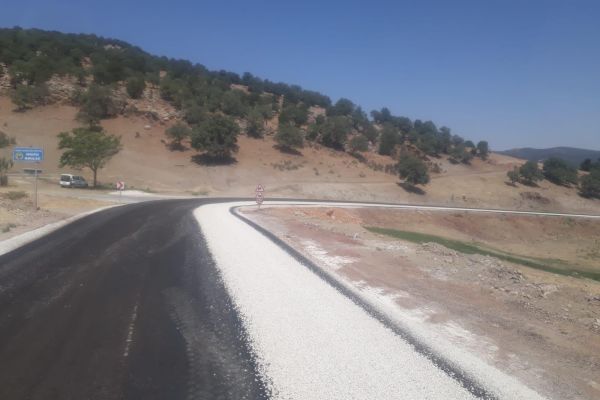 Durayda- Bardas ilçe bağlantı yolumuzda genişletme ve asfaltla çalışması yapıldı.