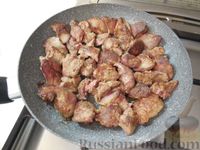 Фото приготовления рецепта: Куриная печень, запечённая с яблоками и луком - шаг №4