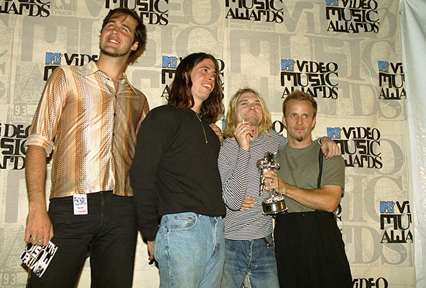 Nirvana после награждения на 10-й премии MTV Video Music Awards, сентябрь 1993 года (человек справа неизвестен)