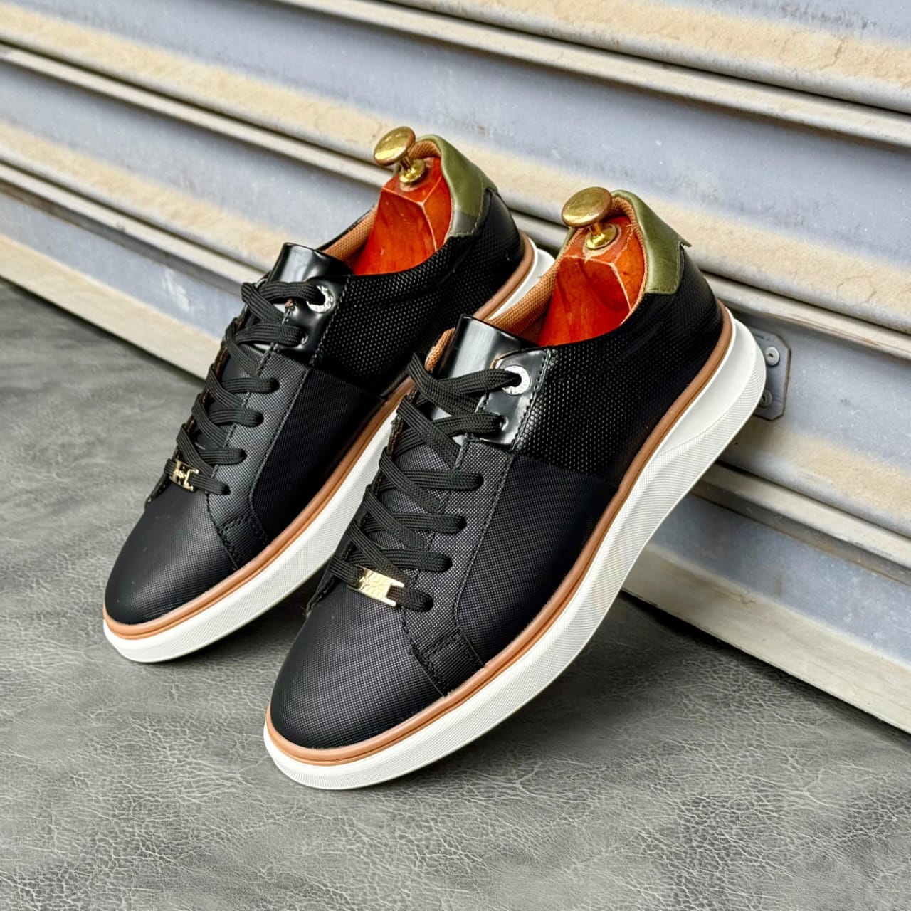 ALDO black white