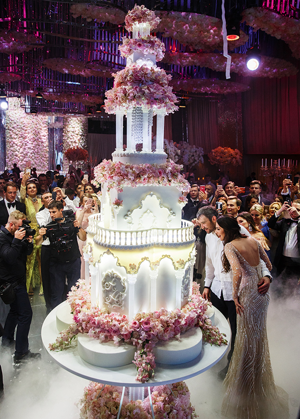 За угощения в этот вечер отвечала компания Novikov Catering, так что голодных в зале не было. Но когда в полночь вынесли свадебный торт от Рената Агзамова, отказаться от кусочка никто не смог