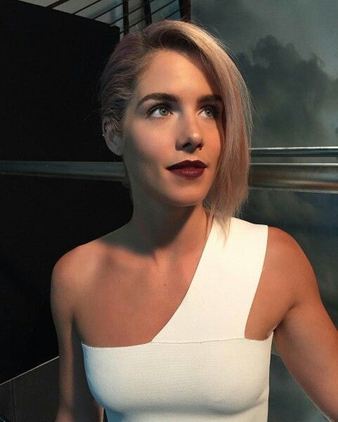 emily bett white dress hot