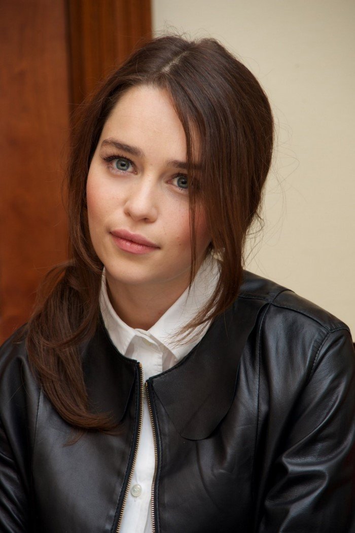 Эмилия Кларк (Emilia Clarke): Сливы, эро-сцены и проф. фотосессии.