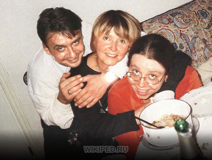 Александра Табакова с мамой и братом Антоном