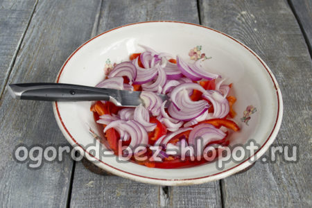 лук нарезать