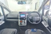 TOYOTA VOXY preview 3