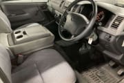 TOYOTA HIACE VAN preview 3
