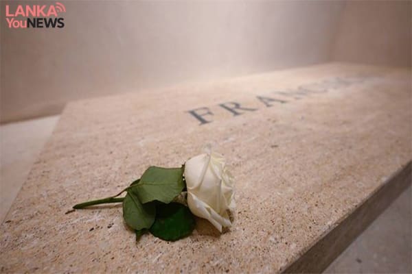 ෆ්රැන්සිස් පාප්වහන්සේගේ සොහොන් ගැබේ ඡායාරූප නිකුත්කෙරේ