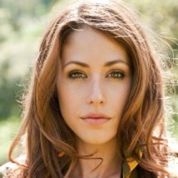Amanda Crew