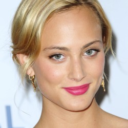 Nora Arnezeder