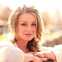 Lianie May