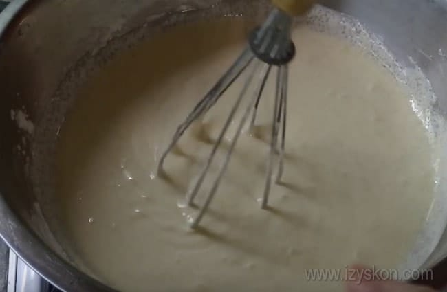 Заварной сметанный - это нежный и легкий крем для торта Наполеон.