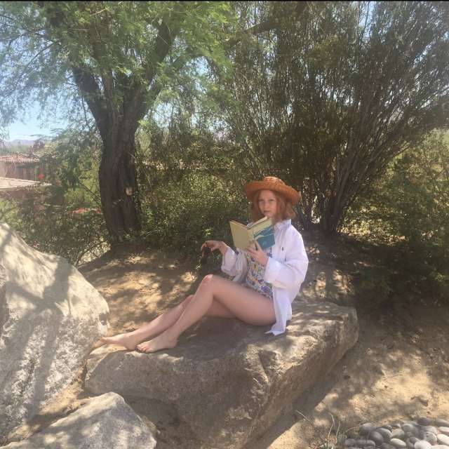 Molly C. Quinn sexy women pic