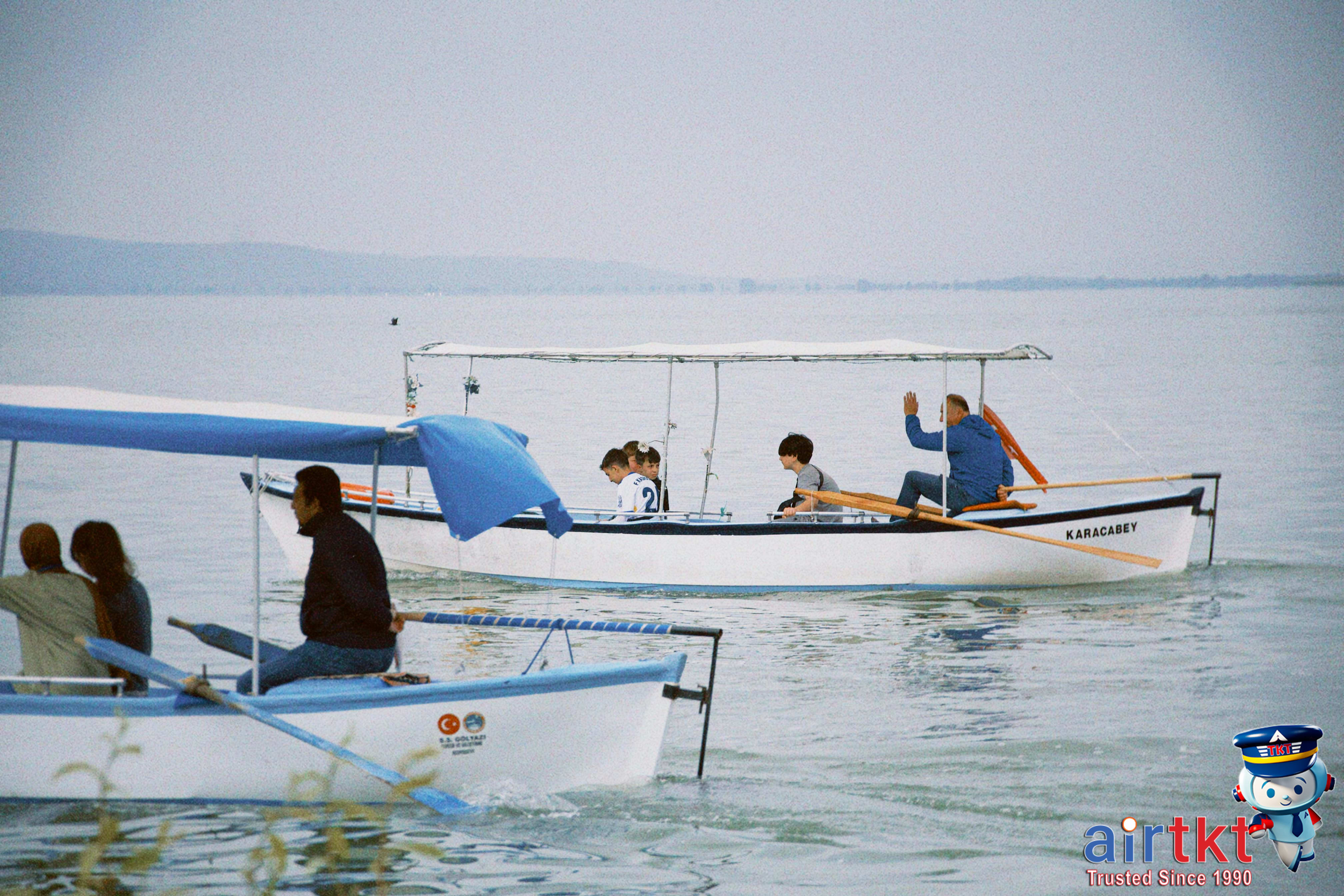 Panoramic view of Hallstatt village and Dachstein mountains