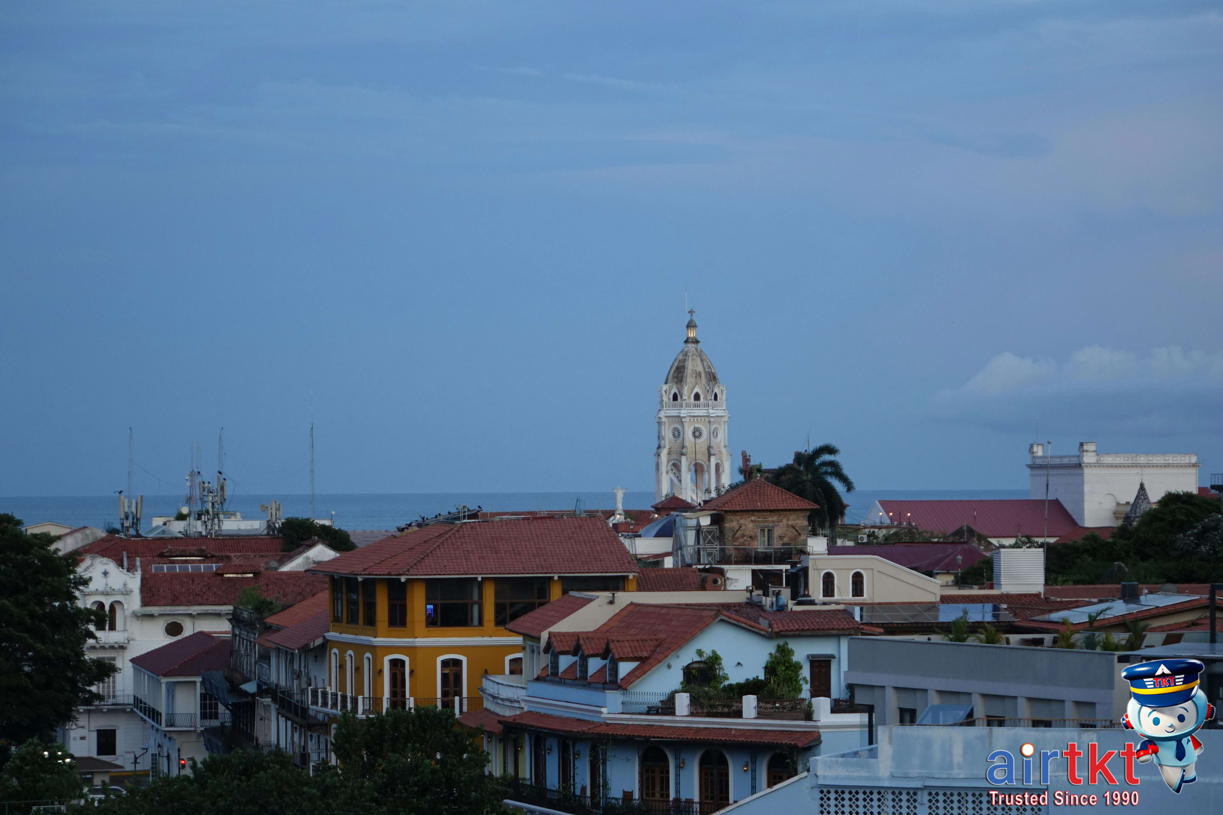Historic colonial buildings and Caribbean seaside in Cartagena