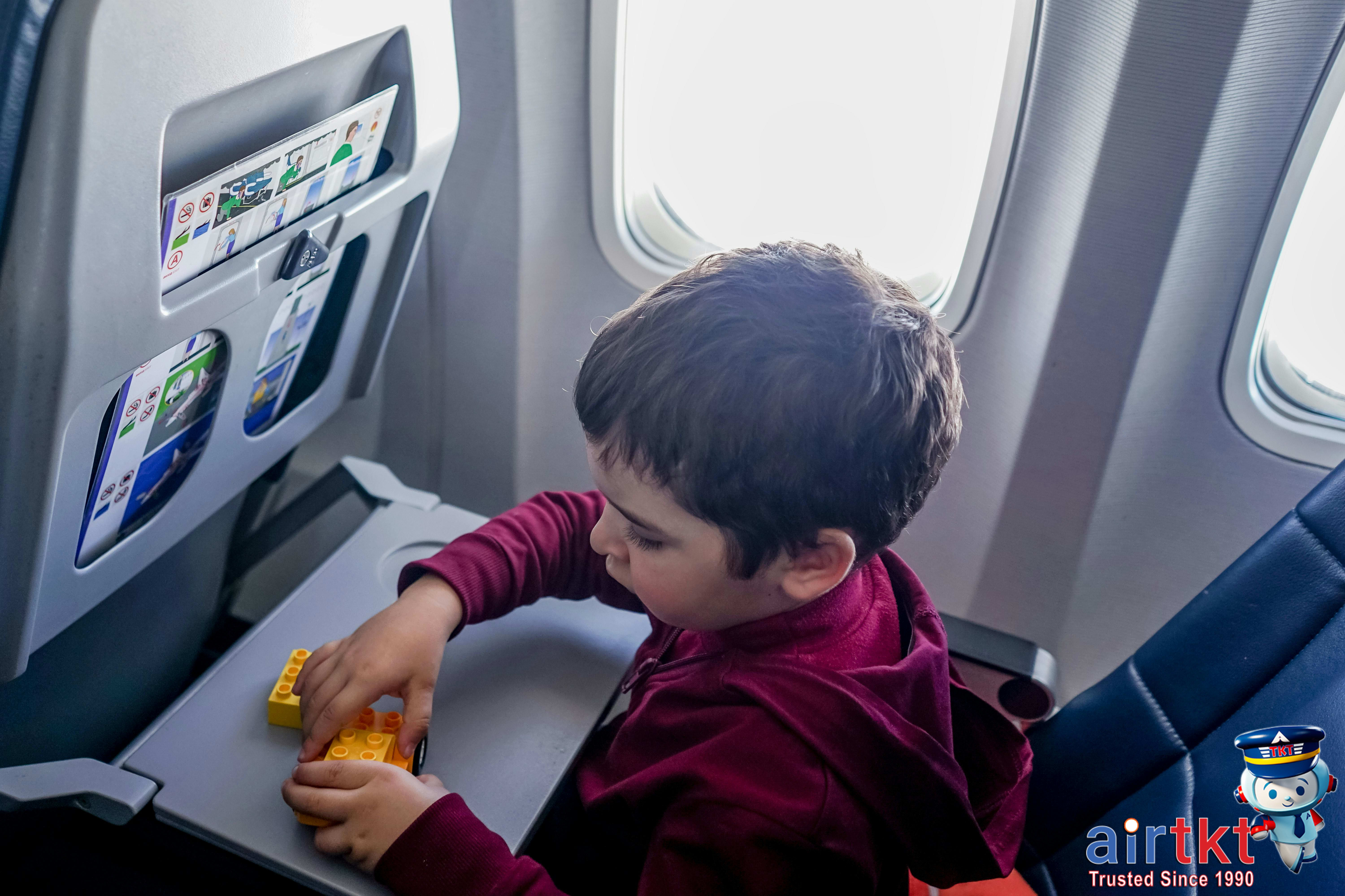 Family at the airport using kids-fly-free promotion
