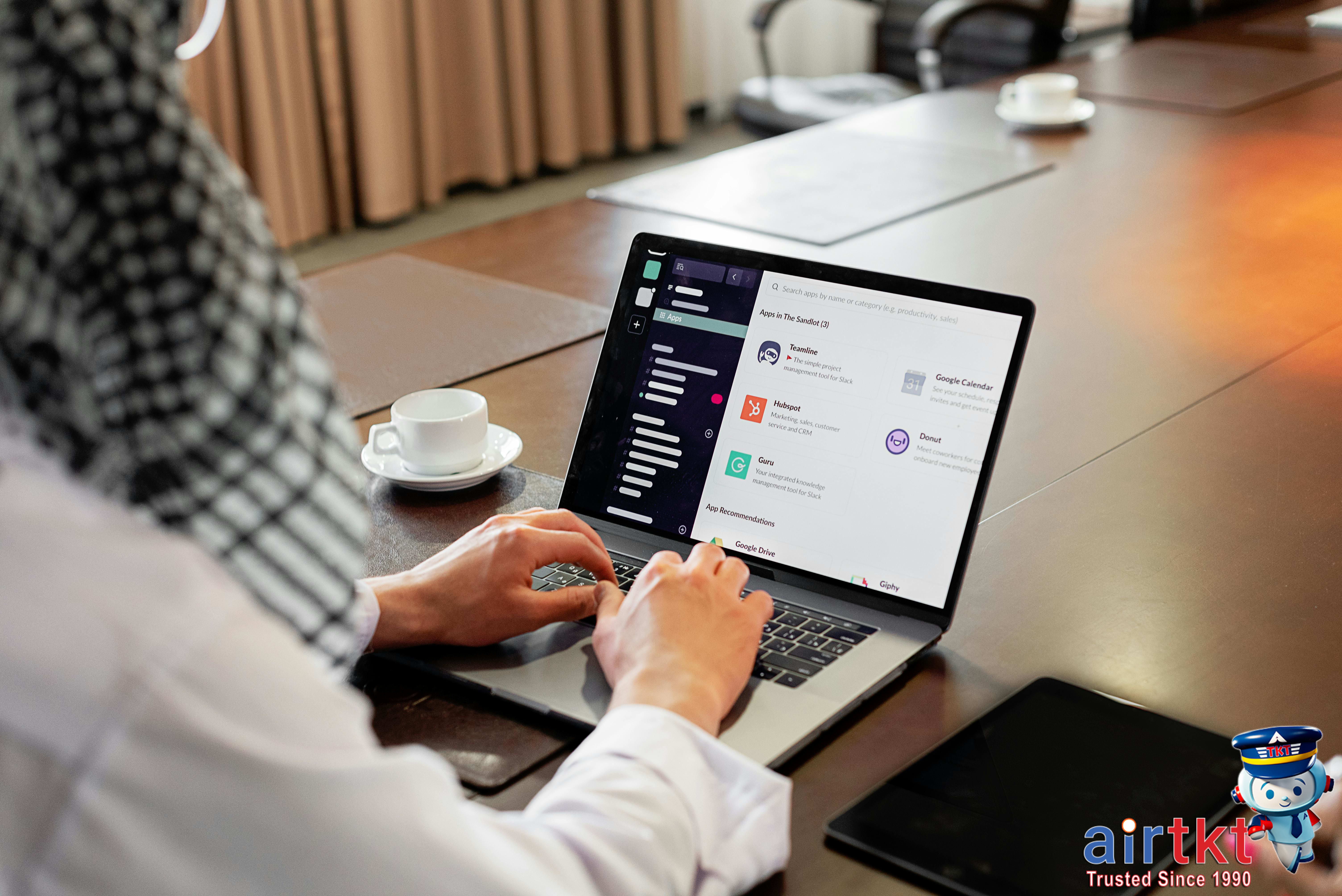 Professional setting out-of-office email on a laptop