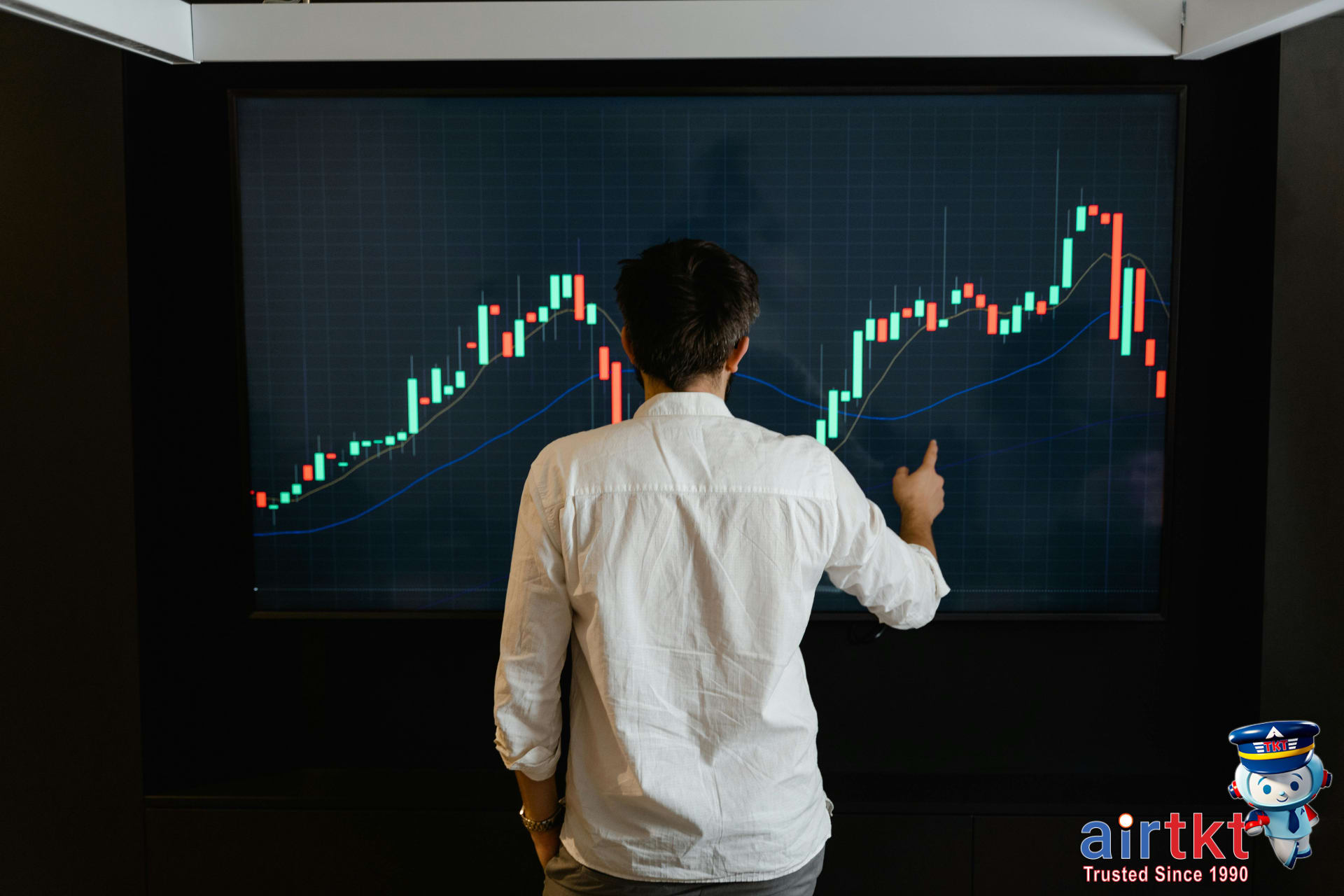 Traveler using digital tools to find hotel deals