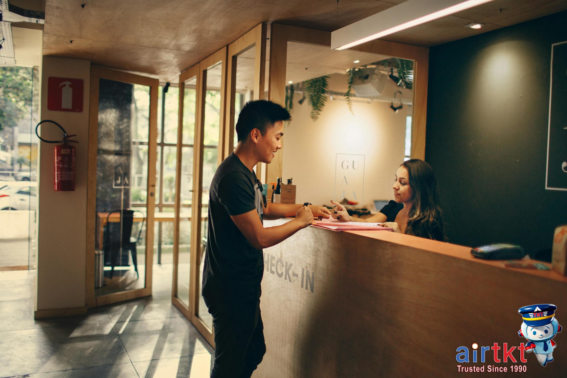 Hotel booking price comparison chart