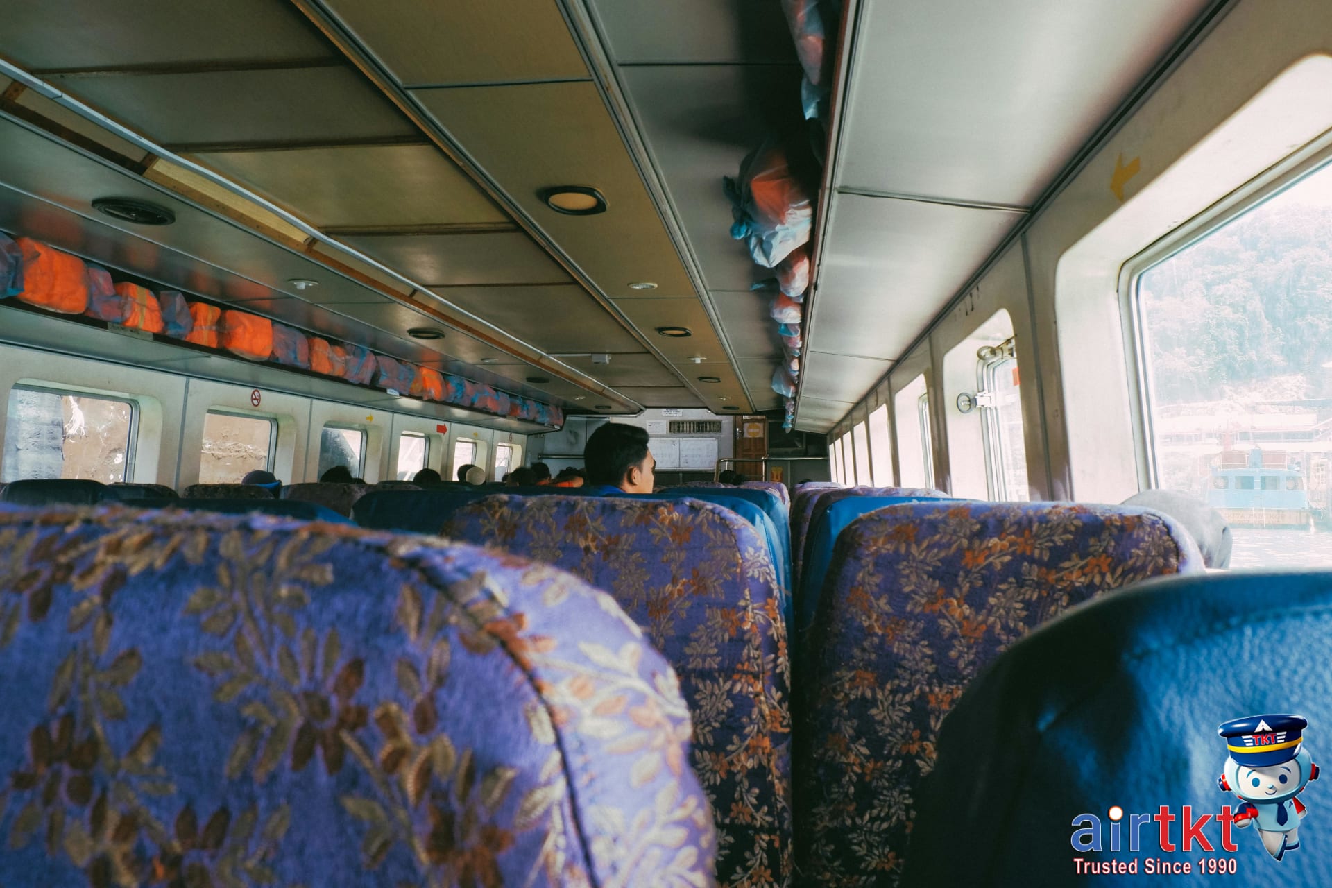 Nashville street with buses and cyclists