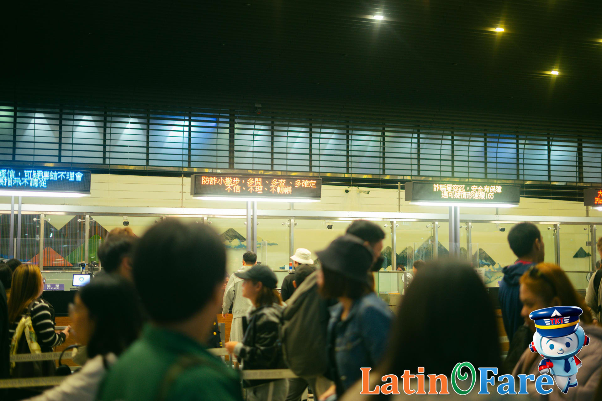 Airplanes and hotel prices indicating Presidents Day travel cost increase