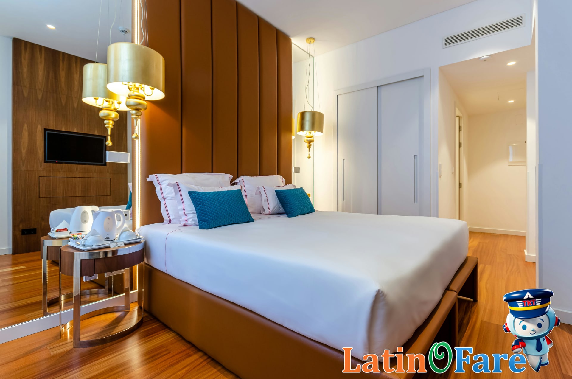 Traveler checking into Wyndham hotel with elite status benefits