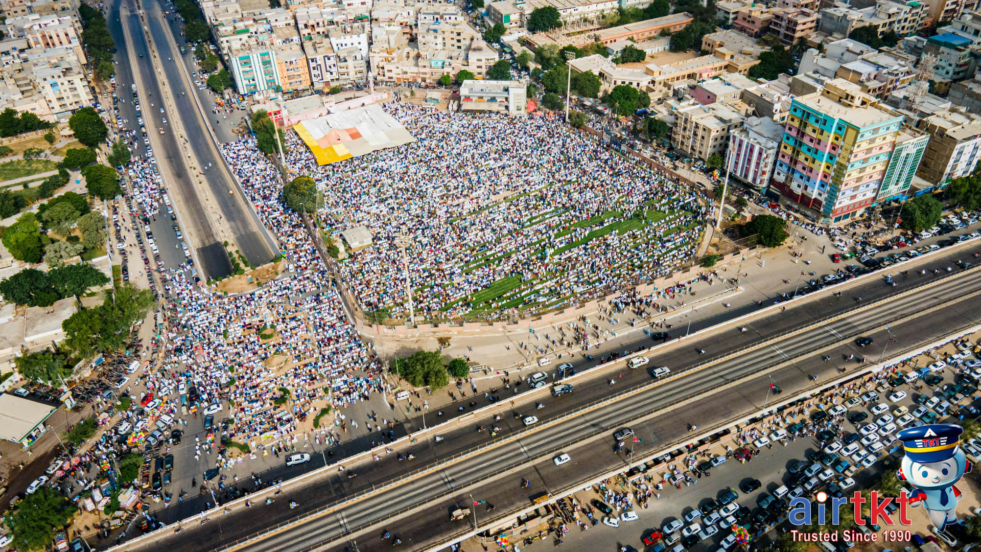 Crowds at La Tomatina festival
