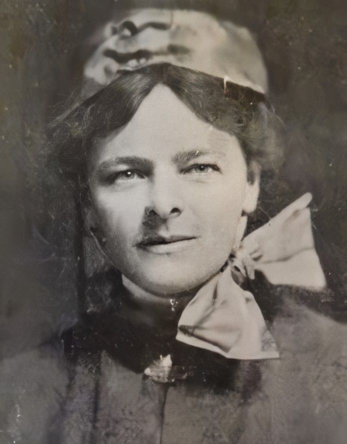 Photo of Sarah Bell