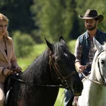 Мария Зыкова и Антон Макарский в сериале "Деревенский роман"
