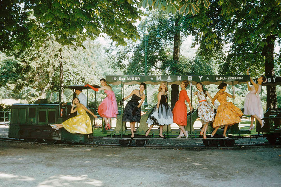 Марк Шоу (Mark Shaw) - Models on Train, Bois de Boulogne, Paris, 1957