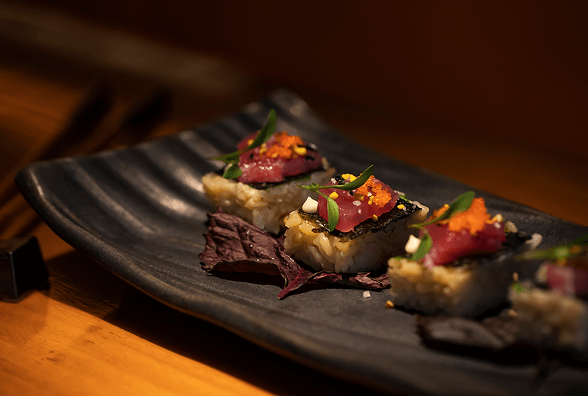 Para começar: Tuna Musubi, uma das entradas à sua escolha