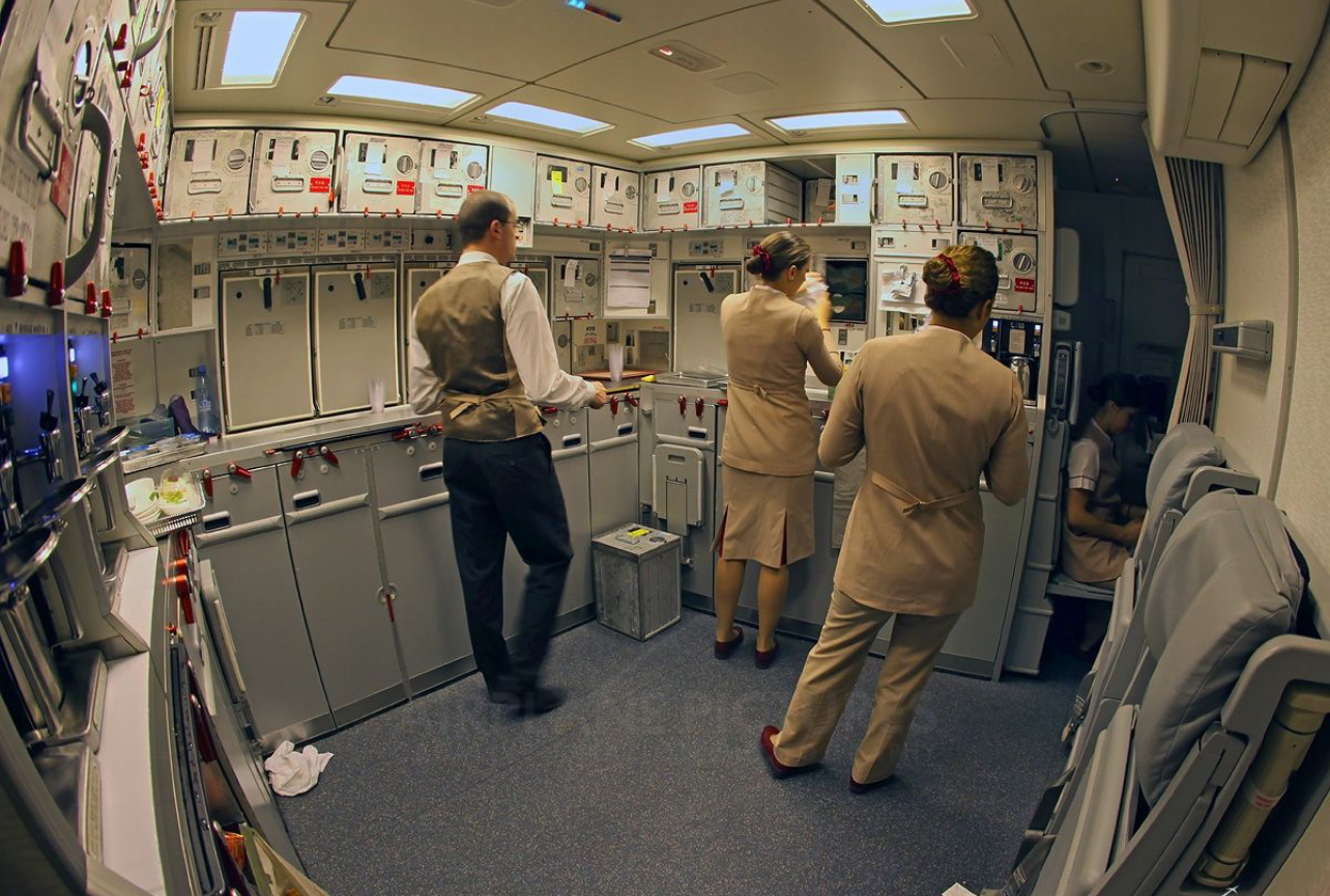 Cabin Crew 'অফিস': পর্দার আড়ালে কেবিন ক্রুদের কর্মক্ষেত্র