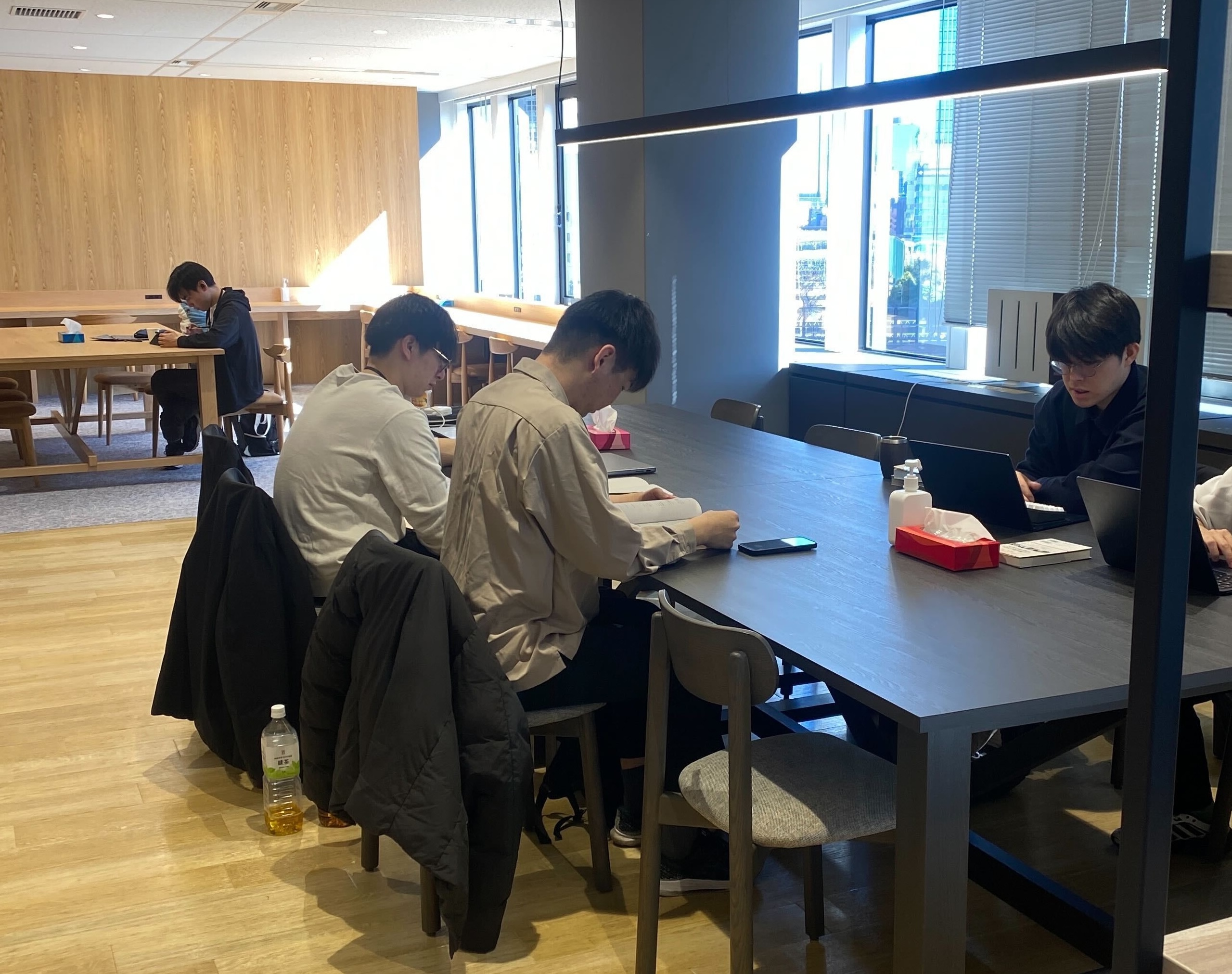 オフィスでのもくもく勉強会の様子