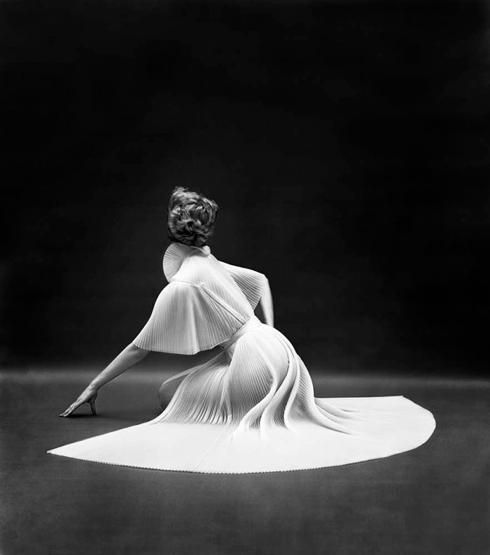 Марк Шоу (Mark Shaw) - Vanity Fair Butterfly Robe Arm Out., 1950-e