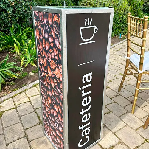 Plinto con gráfica de Café
