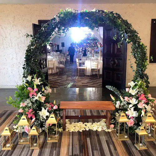 Bienvenida con arco y selfie point.