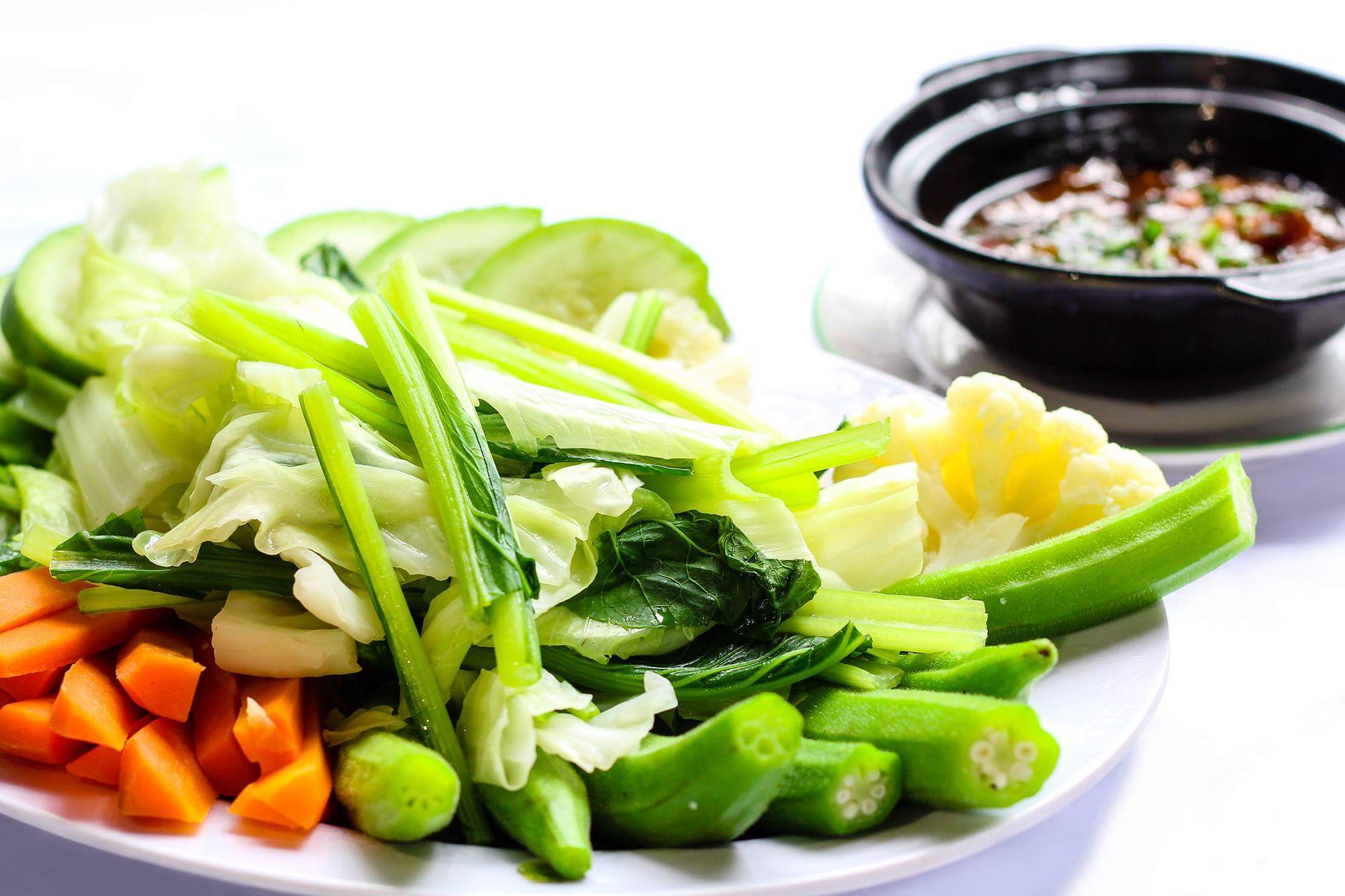 LÀM SAO ĐỂ LUỘC RAU XANH TƯƠI NGON MẮT? Xin bật mí một mẹo hay cho các bạn khi luộc rau. Với...