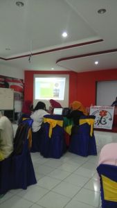Pemateri kedua mengenai Review Produk