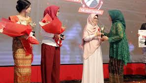 Ria M Fasha saat menerima penghargaan Kartini Digital 2017