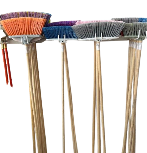 Escoba de cerdas plásticas con mango de madera