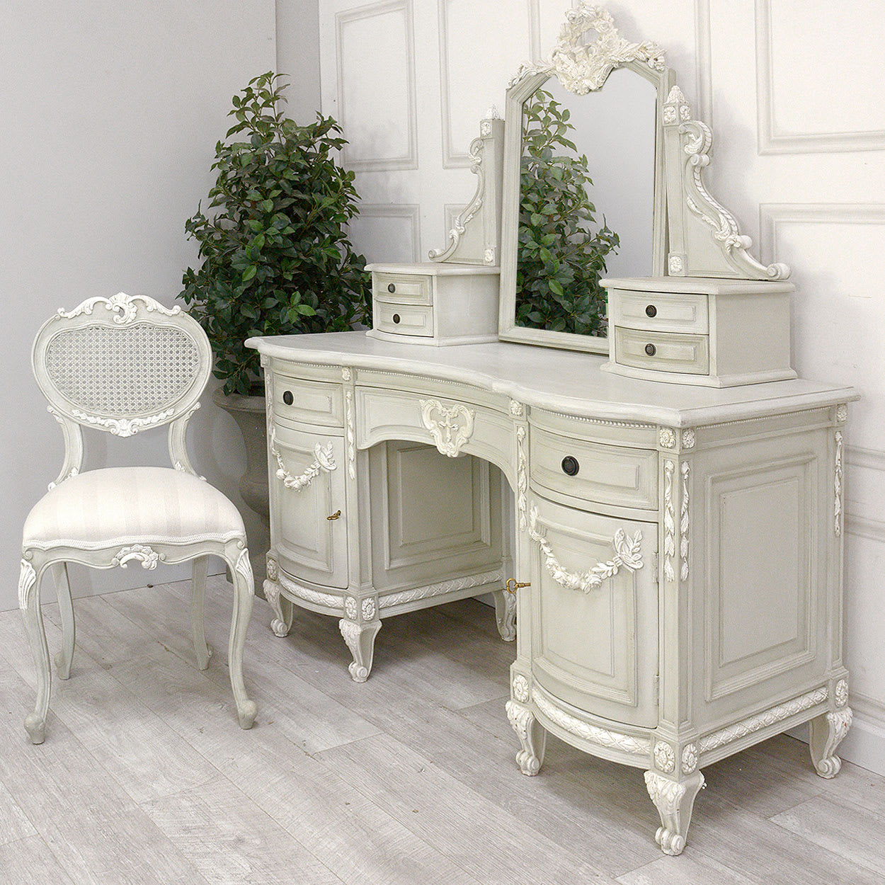 French Style Classic Dressing Table and Chair Set