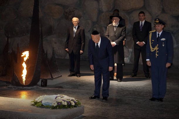 Greece's President Karolos Papoulias pay