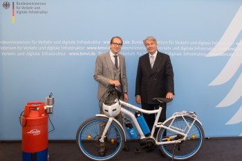 German Transport Minister Alexander Dobrindt (left) receives a prototype H2 e-bike and hydrogen fueling station from Linde AG CEO Dr. Wolfgang Büchele (right). (Image courtesy of The Linde Group.)